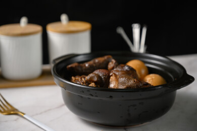 桌面上的盘子里的美味可口的猪脚姜醋