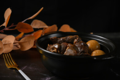 桌面上的盘子里的美味可口的猪脚姜醋