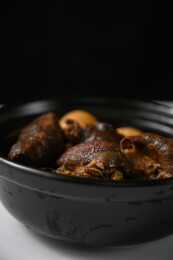 桌面上的盘子里的美味可口的猪脚姜醋