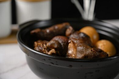 桌面上的盘子里的美味可口的猪脚姜醋