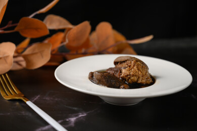 桌面上的盘子里的美味可口的猪脚姜醋