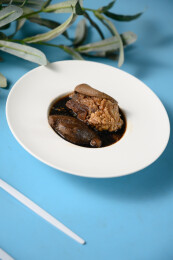 桌面上的盘子里的美味可口的猪脚姜醋