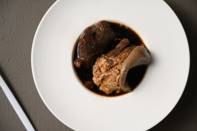 桌面上的盘子里的美味可口的猪脚姜醋