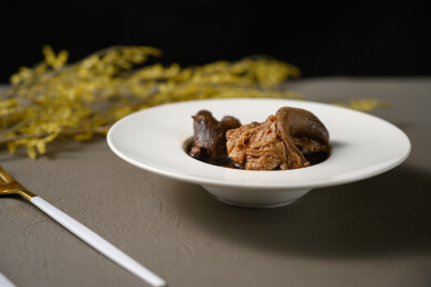 桌面上的盘子里的美味可口的猪脚姜醋