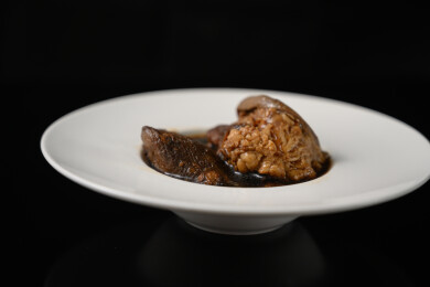 桌面上的盘子里的美味可口的猪脚姜醋