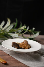 桌面上的盘子里的美味可口的猪脚姜醋