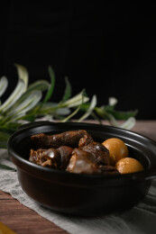 桌面上的盘子里的美味可口的猪脚姜醋