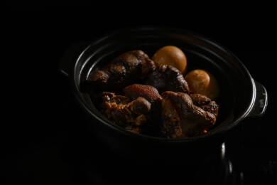 桌面上的盘子里的美味可口的猪脚姜醋