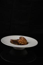 桌面上的盘子里的美味可口的猪脚姜醋