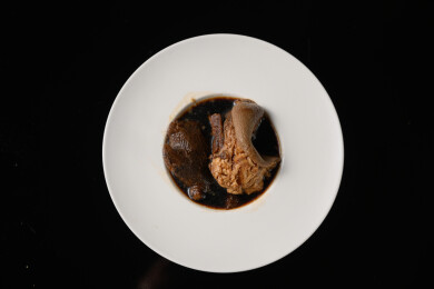 桌面上的盘子里的美味可口的猪脚姜醋