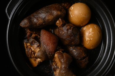 桌面上的盘子里的美味可口的猪脚姜醋