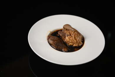 桌面上的盘子里的美味可口的猪脚姜醋