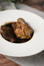 桌面上的盘子里的美味可口的猪脚姜醋