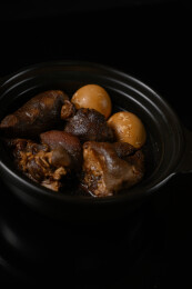 桌面上的盘子里的美味可口的猪脚姜醋