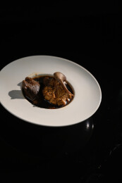 桌面上的盘子里的美味可口的猪脚姜醋