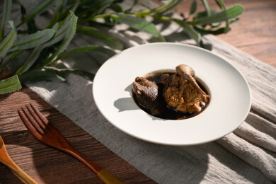 桌面上的盘子里的美味可口的猪脚姜醋