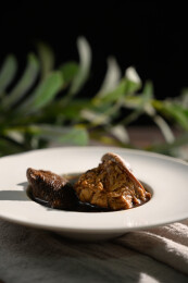 桌面上的盘子里的美味可口的猪脚姜醋