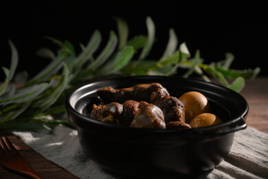 桌面上的盘子里的美味可口的猪脚姜醋