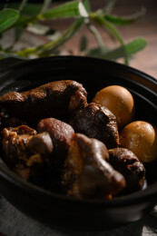 桌面上的盘子里的美味可口的猪脚姜醋