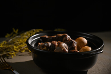 桌面上的盘子里的美味可口的猪脚姜醋