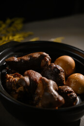 桌面上的盘子里的美味可口的猪脚姜醋