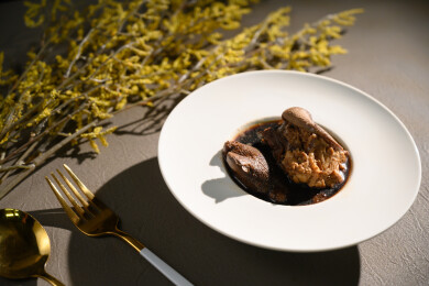 桌面上的盘子里的美味可口的猪脚姜醋