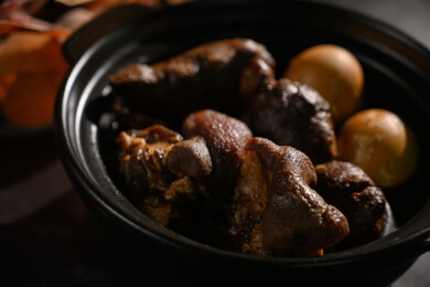 桌面上的盘子里的美味可口的猪脚姜醋