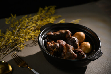 桌面上的盘子里的美味可口的猪脚姜醋