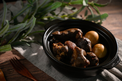 桌面上的盘子里的美味可口的猪脚姜醋