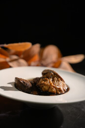 桌面上的盘子里的美味可口的猪脚姜醋