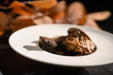 桌面上的盘子里的美味可口的猪脚姜醋