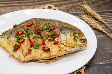 木桌背景家常菜香煎金鲳鱼