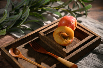 桌面上的盘子里的美味可口的红布林