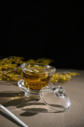 桌面上的杯子里的甘甜可口的金花葵茶