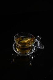 桌面上的杯子里的甘甜可口的金花葵茶