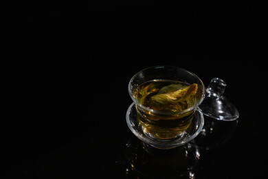 桌面上的杯子里的甘甜可口的金花葵茶