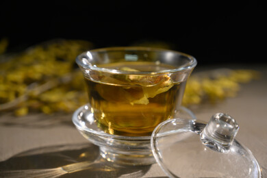 桌面上的杯子里的甘甜可口的金花葵茶