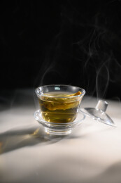 桌面上的杯子里的甘甜可口的金花葵茶