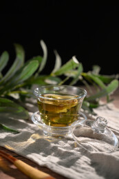 桌面上的杯子里的甘甜可口的金花葵茶