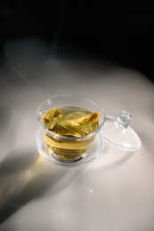 桌面上的杯子里的甘甜可口的金花葵茶