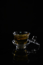 桌面上的杯子里的甘甜可口的金花葵茶