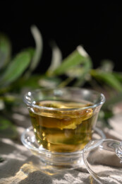 桌面上的杯子里的甘甜可口的金花葵茶