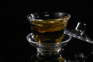 桌面上的杯子里的甘甜可口的金花葵茶