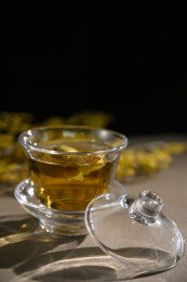 桌面上的杯子里的甘甜可口的金花葵茶