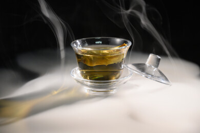 桌面上的杯子里的甘甜可口的金花葵茶