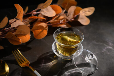 桌面上的杯子里的甘甜可口的金花葵茶