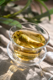 桌面上的杯子里的甘甜可口的金花葵茶