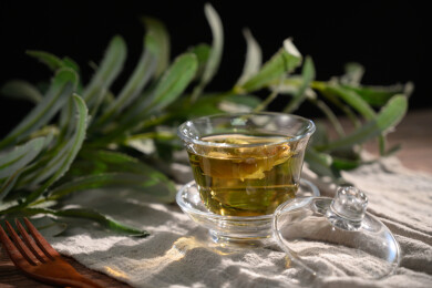 桌面上的杯子里的甘甜可口的金花葵茶