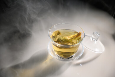 桌面上的杯子里的甘甜可口的金花葵茶