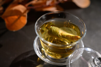 桌面上的杯子里的甘甜可口的金花葵茶